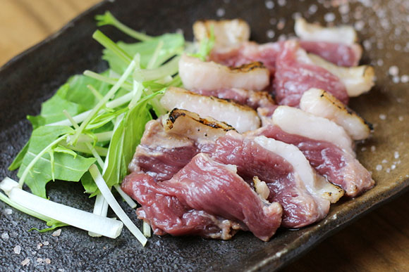 河内鴨の炙りは必食の逸品！新鮮な鴨をお造りで堪能