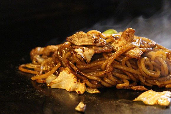 生麺焼きソバは〆にも大好評◎